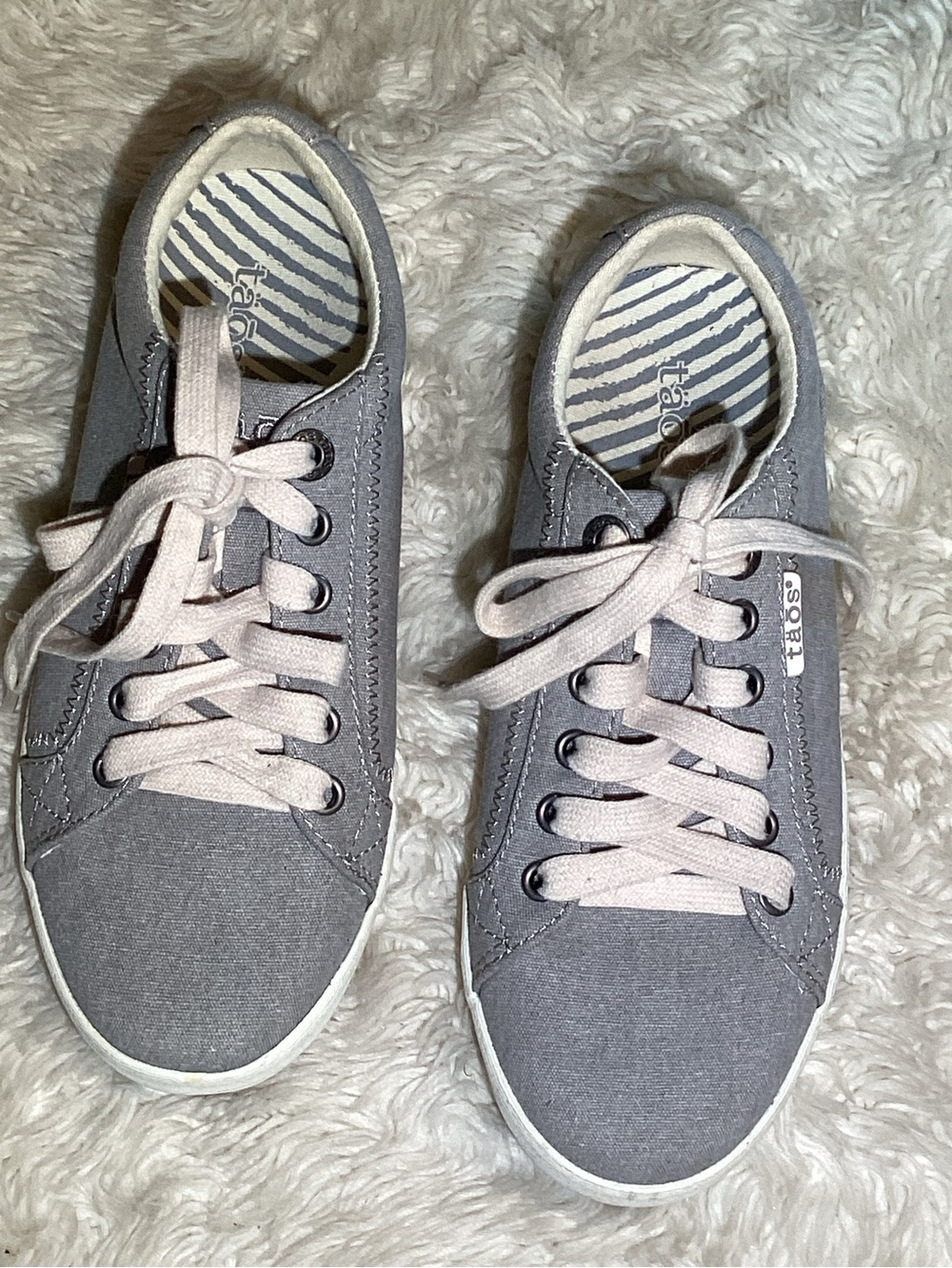 Taos women’s Gray Canvas Lace-Up Sneaker size 6